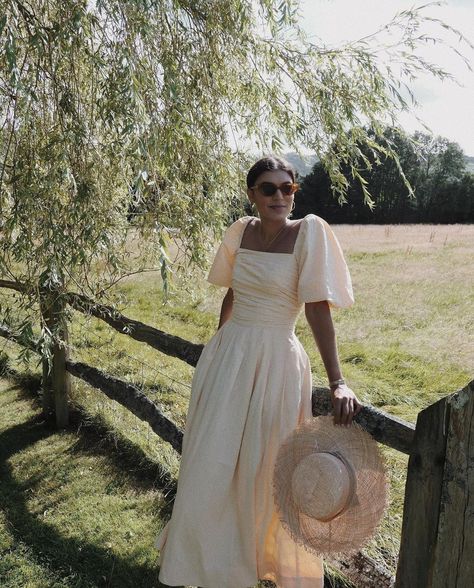 Free People UK’s Instagram photo: “A dress for every mood: the Ain't She A Beaut Midi Dress. @theindiaedit #linkinbio” Sleeved Summer Dresses, Daisy Top, Modest Casual Outfits, Chic Summer Style, Puzzle Bag, European Summer Outfits, Trending Items, Fancy Wedding Dresses, Person Standing