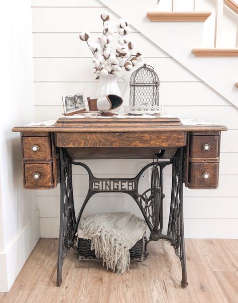 Styling An Old Sewing Machine, How To Decorate An Old Singer Sewing Machine, Repurpose Singer Sewing Machine Cabinet, Decorating With Antique Sewing Machine, Old Sewing Machine Table Ideas Decor, Antique Sewing Machine Decor, Vintage Sewing Machines Decoration, Old Sewing Machine Table Ideas, Singer Sewing Machine Ideas