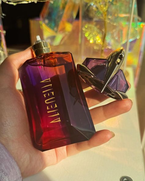 Yesterday was #NationalFragranceDay so what is your latest perfume favorite? 👽🧡💫🛸💜Mine is **Mugler Alien Hypersense** it’s SCENTsational and out of this World 🚀#gifted by @influenster for my honest review Just experienced the new Alien Hypersense Eau De Parfum by Mugler and it’s a sensory explosion! 🎆 The opening notes of vibrant green mandarin and crisp pear are so vivid, it’s like you can taste them. 🍐 The heart of the fragrance reveals the hyper-feminine Jasmine sambac, providing an opule... Anna Sui Perfume Aesthetic, Alien Hypersense, Anna Sui Perfume, Mugler Alien, Hyper Feminine, Jasmine Sambac, Spread Kindness, Vibrant Green, Out Of This World