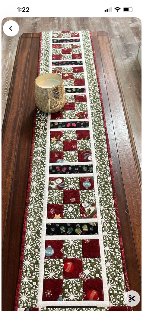 Christmas Table Runners Patterns Free, Quilted Runners, Buffet Dresser, Quilt Runners, Christmas Table Runner Pattern, Quilted Table Runners Christmas, Christmas Table Toppers, Table Topper Patterns, Runner Pattern