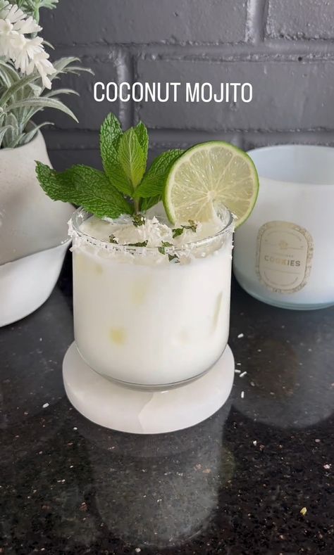 Coconut Mojito, Craft Cocktail Recipe, Mint Mojito, Coconut Drinks, Drink Recipes Nonalcoholic, Mojito Recipe, Louisiana Recipes, Homemade Drinks, Mixed Drinks Recipes