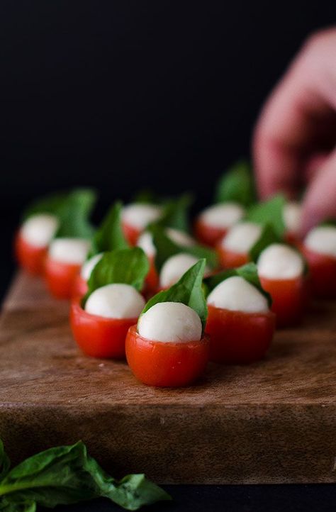 Adorable Caprese Bites - Shock Munch | Recipe | Appetizer bites, Caprese bites, Party food appetizers Caprese Bites, Healthy School, Charcuterie Recipes, Appetizer Bites, Snacks Für Party, Party Food Appetizers, Food Platters, School Lunch, Afternoon Snacks