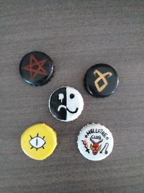 Bottle Cap Pins Punk, Diy Pins For Backpack, Bottle Cap Pins, Pins Ideas, Easy Diy Clothes, Monster Crafts, Bottle Cap Art, Pin Ideas, Painted Bottle