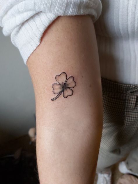 Clover Behind Ear Tattoo, Quadrifoglio Tattoo, Lucky Clover Tattoo, Small Irish Tattoos, 4 Leaf Clover Tattoo, Arm Tattoos For Women Forearm, Leaf Clover Tattoo, Four Leaf Clover Tattoo, Clover Tattoo