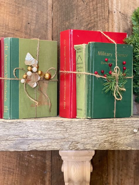 Simple Decor Using Vintage Books for Christmas Holidays Christmas Book Case Decorations, Christmas Books Decor, Bookcases Decor, Christmas Bookshelf Decor, Vintage Book Centerpiece, Christmas Kitchens, Books For Christmas, Christmas Bookshelf, Library Christmas