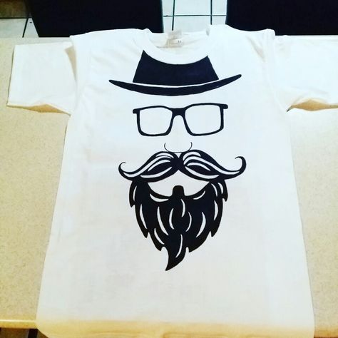 Hand Paint Tshirt #PintadaAMano Men Tshirt Painting Ideas, Shirt Painting Ideas Men, T Shirt Painting Ideas Men, Tshirt Painting Ideas Creative, T Shirt Painting Ideas, Paint Tshirt, Manufacturing Ideas, Paint Shirt, Fabric Paint Shirt