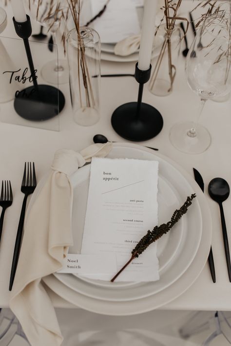 "Light and Moody" A Wedding Editorial - wpic.ca Minimalist Garden Wedding, White Wedding Table Setting, Black Wedding Table, Welsh Wedding, Monochrome Wedding, Wedding August, Black Wedding Decorations, Black And White Wedding Theme, Decoration Evenementielle