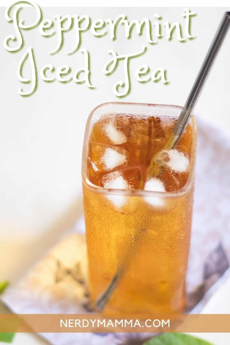 I'm loving this easy-to-make and deliciously refreshing Peppermint Iced Tea. It is the perfect summer refreshment everyone loves. Peppermint Iced Tea, Iced Peppermint Tea, Peppermint Brownie Bites, Drinks Alcohol Recipes Easy, Bourbon Cider, Chocolate Peppermint Brownies, Peppermint Recipes, Peppermint Cake, Flavored Margaritas