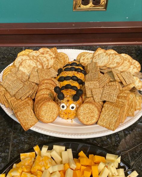 1st Bee Day Party Favors, First Beeday Party Food, Honey Bee Party Food Ideas, Bee Birthday Party Food Ideas, Bee Themed Snacks Parties Food, Honey Themed Party Food, Honey Bee Themed Food, Bee Themed Drinks, Bee Graduation Party