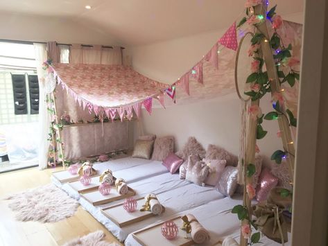 Sleepover Party Ideas, Sleepover Room, Birthday Sleepover Ideas, Sleepover Tents, Slumber Party Birthday, Girls Slumber Party, Party Canopy, Kids Sleepover, Diy Teepee