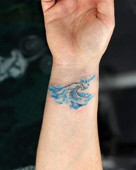 wave tattoo Ocean Wave Tattoo, Simple Wave Tattoo, Small Wave Tattoo, Wave Tattoo Design, Kunst Tattoos, Wave Tattoo, Water Tattoo, Wild Tattoo, Ocean Tattoos