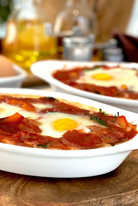 Oven Baked Shakshuka, Cafe Recipes, Small Oven, Food Cafe, Baking Dishes, Clean Food, Vegetarian Paleo, Baked Eggs, Cafe Food