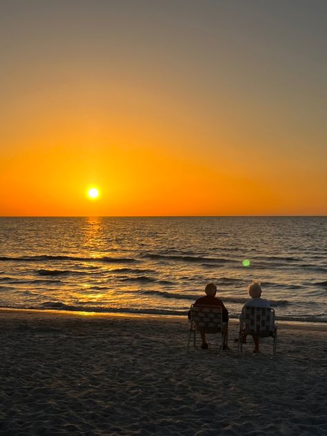 old couple relarionship love sunset florida aesthetic pretty beautiful lawn chairs ocean ocean core sea Old Couples In Love Aesthetic, Old Couple Aesthetic, Old School Love Aesthetic, Cait Core, Couple At Sunset, Couples Chair, Florida Aesthetic, Love Sunset, Music Cover Photos