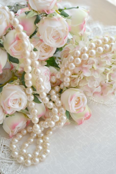 Pearl Garland, Flowers And Pearls, Vibeke Design, Deco Rose, Mother Love, Pearl And Lace, Ivory Pearl, Garland Decor, Foto Inspiration