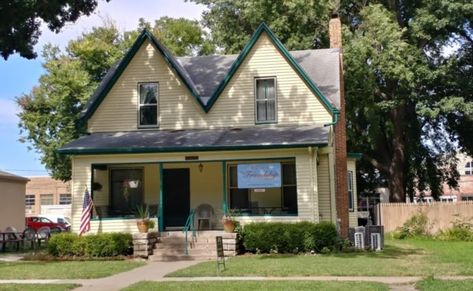 This Seemingly Normal House In Kansas Is Actually Home To A Mouthwatering Bakery Wamego Kansas, Kansas Attractions, My Dream Future, Homemade Goods, Normal House, Kansas Usa, Hole In The Wall, Lil Sister, Travel Cheap