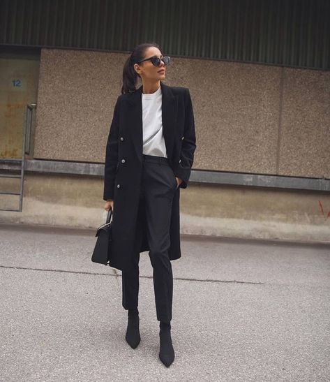 You Can't Go Wrong With Chic Basics Outfit Minimalista, Boots Outfit Ankle, Work Trousers, Anna Wintour, Mode Casual, Looks Chic, Mode Inspo, Work Wardrobe, Autumn Outfit