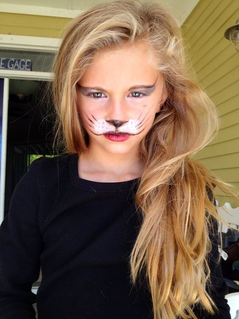 Face painting on Tatumn. Beautiful! Lion Face Paint Easy, Wolf Face Paint, Lion Face Paint, Cat Face Makeup, Wolf Makeup, Obličejové Masky, Kitty Face Paint, Wolf Face, Face Painting Easy