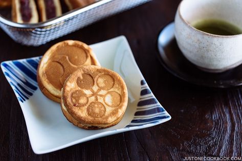 Crispy on the outside and filled with sweet red bean paste on the inside, Imagawayaki is a popular street snack in Japan. Desserts Japonais, Japanese Pastries, Japanese Dessert Recipes, Just One Cookbook, Sweet Red Bean Paste, Kek Lapis, Homemade Custard, Sweet Red Bean, Easy Japanese Recipes