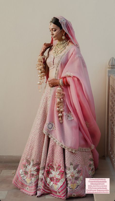 Lehenga Royal, Pink Choli, Dulhan Lehenga, Mayon Dresses, Pink Bridal Lehenga, Royal Pink, Latest Bridal Lehenga, Indian Outfits Lehenga, Wedding Lehenga Designs