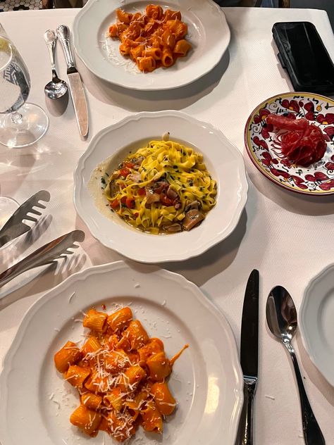 Carbone Nyc Restaurant, Restaurant Nyc Aesthetic, Nyc Italian Restaurants, New York Italian Aesthetic, Carbone Aesthetic, Nyc Restaurant Aesthetic, Pasta Night Aesthetic, Carbone Nyc, Fancy Restaurant Aesthetic