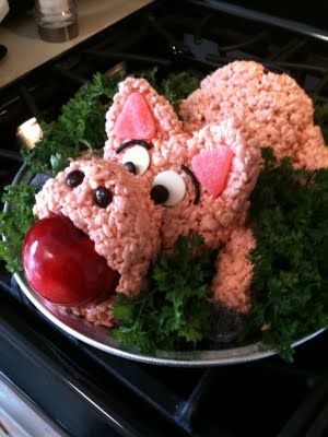 rice krispie pig. I'd serve this at my hunger games party and put an arrow through the apple hehehe Luau Party Food Desserts, Pig Roast Party Ideas, Pig Themed Food, Katniss And Gale, Pig Roast Party, Hunger Games Theme, Hawiian Party, Hunger Games Party, Themed Treats