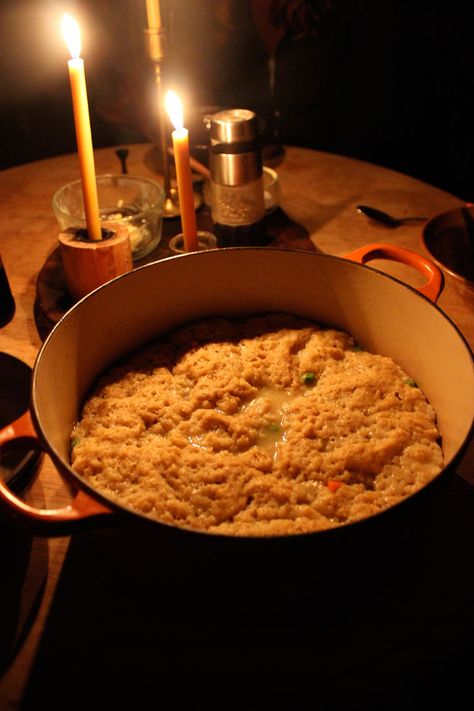 Stovetop baked chicken pot pie Baked Chicken Pot Pie, Lemon Roasted Chicken, Dutch Oven Chicken, Pot Belly Stove, Solar Oven, Dutch Oven Recipes, Fruit Filling, Cast Iron Cooking, Warm Food