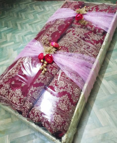 How to pack wedding dresses for bride.. wedding dresses Gift packing Idaes Chhab Packing, Bridal Dresses Packing Ideas, Lengha Packing Ideas, Gifts Packing Ideas Wedding, Bridal Packing Ideas Indian, Bridal Gift Packing Ideas, Wedding Dress Gift Packing Ideas, Dress Packing Ideas Wedding Indian, Dulhan Clothes Packing