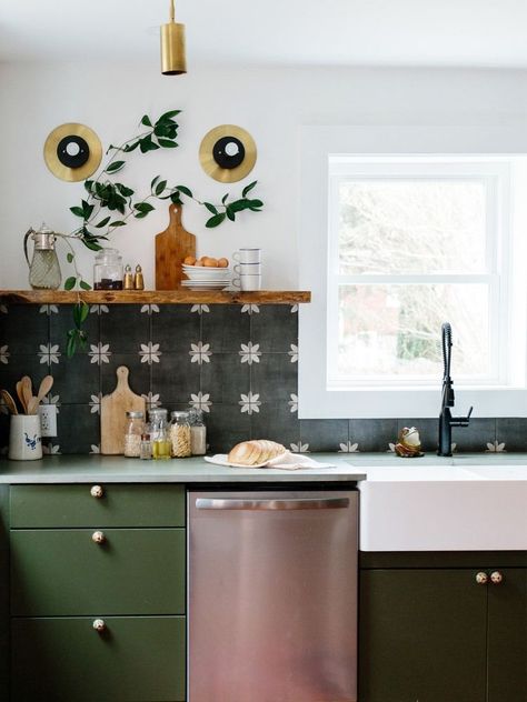 Army green concrete counters, a porcelain tile backsplash, and brass ceiling pendants in retro kitchen 1960s Wallpaper, Concrete Counters, Tudor Kitchen, Brooklyn Kitchen, Emily Henderson Design, Painted Kitchen Cabinets Colors, Renovation Budget, Green Kitchen Cabinets, Concrete Counter