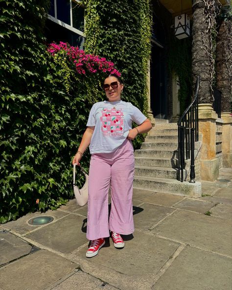 casual summer outfits > 💖☀️🎀🍋 #midsizestyle #summeroutfit #outfitinspiration Stripe Trousers Outfit, Oversized Graphic Tee Outfit, Striped Trousers Outfit, Pink Trousers Outfit, Midsize Summer Outfit, Outfit Converse, Outfit Midsize, Graphic Tee Outfit, Midsize Summer