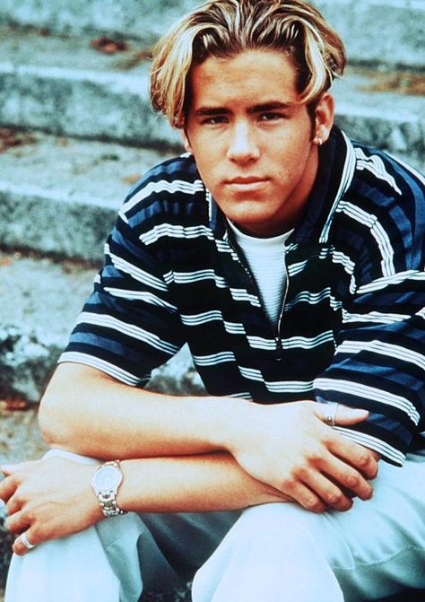 OMG! That is Ryan Reynolds circa 1996!! Ryan Reynolds Young, Ryan Reynolds Haircut, Young Celebrities, Childhood Photos, Ryan Reynolds, Blake Lively, Forever Young, Look At You