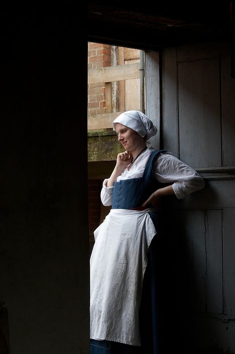 Elizabethan House, Dancing Outside, Peasant Art, 16th Century Fashion, Elizabethan Era, Regency Era Fashion, House Farm, Medieval Woman, Maid Outfit