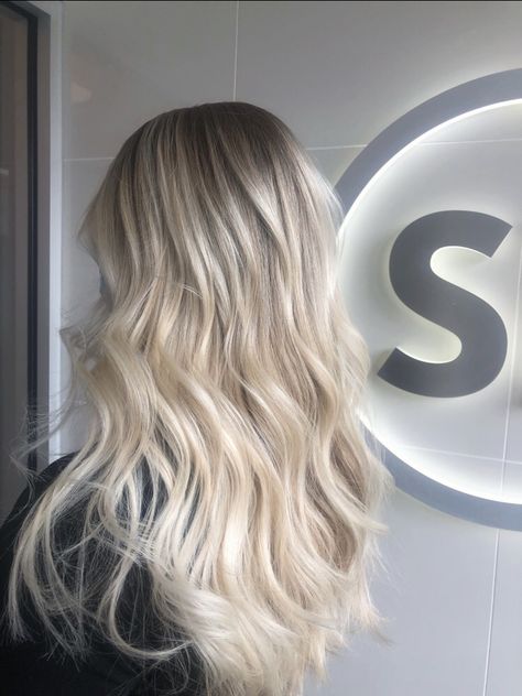 Full Foil Highlights Blonde With Shadow Root, Cream Blonde Hair Balayage Dark Roots, Beige Blonde With Shadow Root, Blonde Hair Root Shadow, Blonde Balayage Cool Tone, Blonde Hair With Root Shadow, Blonde Hair Roots, Platinum Blonde Shadow Root, Shadow Root Brown To Blonde