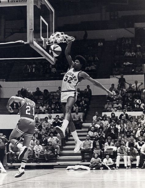 Julius Erving drom Virginia Squires | Julius Erving: Dr. J. As An ABA Virginia Squire | writingasaprofession Basketball Tricks, Julius Erving, Dr J, Basketball Tips, Basketball Photography, Nba Legends, Basketball Leagues, Sports Hero, Basketball Legends