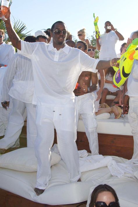 P Diddy All White Party, All White Outfit Yatch Party, Diddy White Party, Summer White Party Outfit, All White Pool Party Outfit, All White Boat Party Outfit Summer, Festa All White, White Boat Party Outfit, White Party Outfit Summer