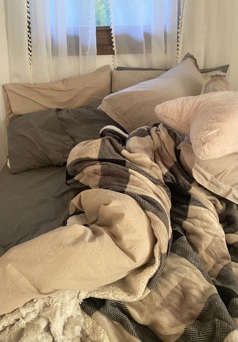 Blanket Stack Aesthetic, Cozy Plush Bedroom, Pillow And Blanket Aesthetic, Lots Of Blankets On Bed, Fluffy Cozy Bedding, Brown Bed Aestethic, Cozy Room Aesthetic Blankets, Quilt Bed Aesthetic, Bed With Lots Of Pillows And Blankets