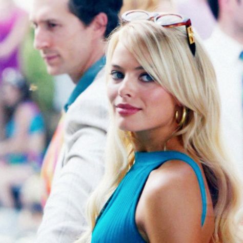 Naomi Belfort Costume - The Wolf of Wall Street Check more at https://costumerocket.com/naomi-belfort-costume/ Margot Robbie Dress, Wolf On Wall Street, Wall Street Fashion, Margot Robbie Wolf, Margot Robbie Hair, Der Joker, The Wolf Of Wall Street, Margot Robbie Harley Quinn, Margot Robbie Harley