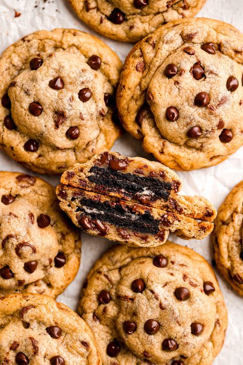 Oreo Stuffed Chocolate Chip Cookies Sturbridge Bakery, Crumble Cookie Recipe, Bakery Chocolate Chip Cookies, Stuffed Chocolate Chip Cookies, Oreo Stuffed Chocolate Chip Cookies, Crumble Cookie, Food Reference, Caramel Chocolate Chip Cookies, Cookie Crisp