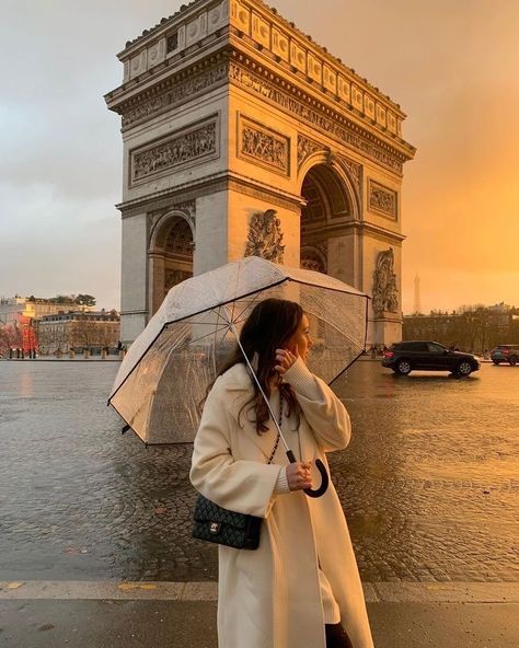 Rainy Day Outfit Ideas, Paris Photo Ideas, Rainy Day Outfits, Paris Photoshoot, Day Outfit Ideas, Paris Dream, France Aesthetic, Paris Vibes, Shotting Photo