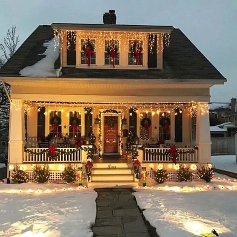 The Christmas Cottage🎄🎅 on Instagram: "🏠❄🎄😍❤🥰" Christmas House Aesthetic Outside, Christmas House Aesthetic Exterior, Aesthetic Christmas House, Christmas Aesthetic House, Romantic Christmas Aesthetic, Christmas House Aesthetic, Classic Christmas Aesthetic, Christmas House Exterior, Christmas Home Aesthetic