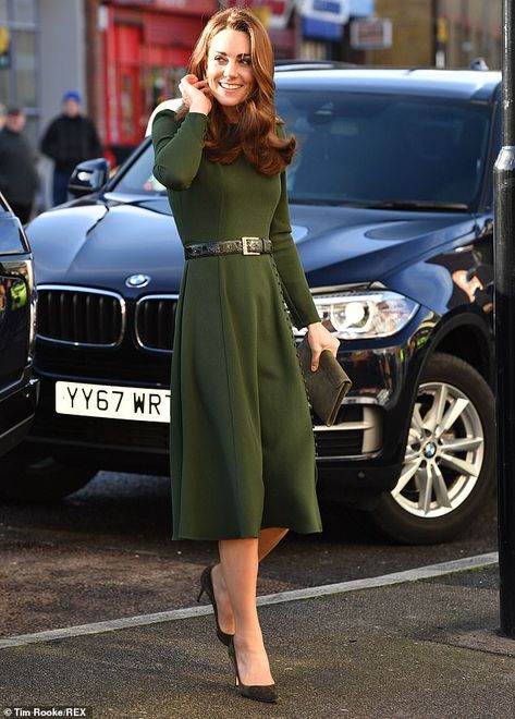 beulah Kate Middleton Green, Kate Middleton New Hair, Düşes Kate, Looks Kate Middleton, Burgundy Outfit, Kate Middleton Outfits, Princess Catherine, Estilo Real, Catherine Elizabeth Middleton