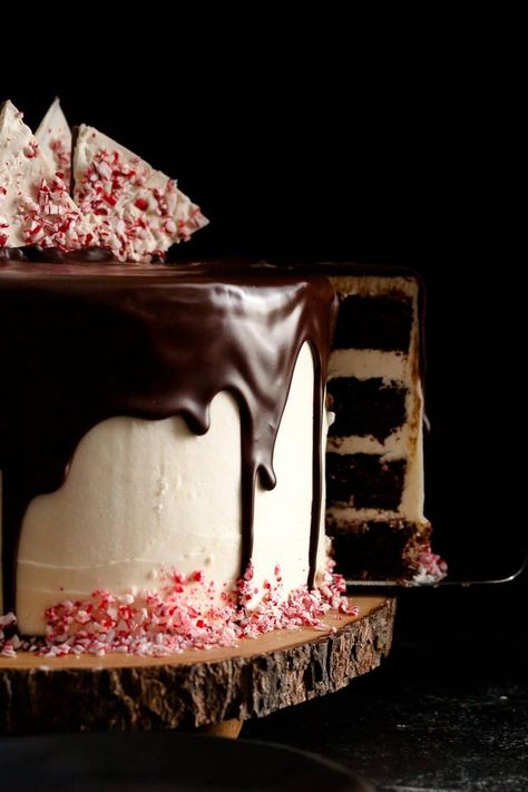 Peppermint Bark Cake Peppermint Bark Cake, Bark Cake, Peppermint Bark Recipe, Peppermint Bark Recipes, Peppermint Cake, Vegan Candies, Easy Holiday Recipes, Bark Recipe, Creative Desserts