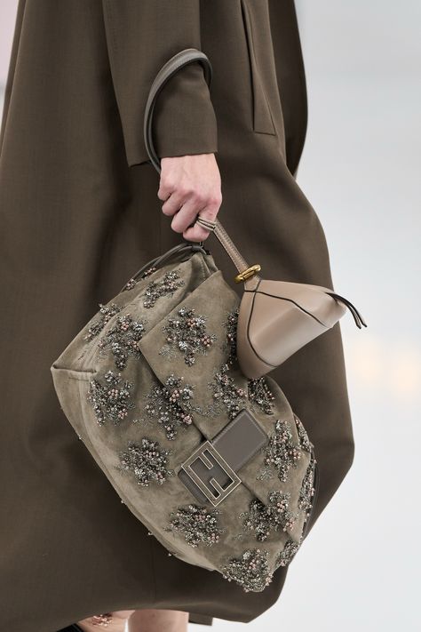 Fendi Spring 2025 Ready-to-Wear https://www.vogue.com/fashion-shows/spring-2025-ready-to-wear/fendi/slideshow/collection#32 Fendi Runway, Neutral Bag, Fashion Calendar, Inside My Bag, Spring 2025, Stylish Handbags, Nyc Fashion, Fendi Baguette, Fendi Bags