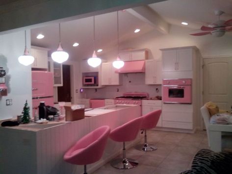 Trashy Y2k Kitchen, Kitchen Ideas Y2k, Pink Kitchen Apartment, Kitchen Pink Aesthetic, Pink Loft Apartment, Pink Apartment Aesthetic Kitchen, 2000s Kitchen Aesthetic, Y2k Kitchen Aesthetic, Pink House Ideas