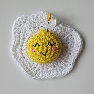 Friday, fried eggs and flags Crochet Egg Keychain, One Hour Crochet Projects, One Hour Crochet, Egg Crochet, Crochet Pincushion, Amigurumi Projects, Amigurumi Design, Amigurumi Food, Pin Cushions Patterns