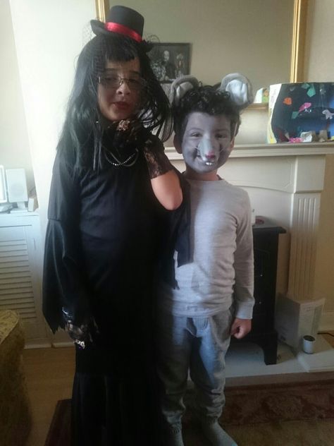 Roald Dahl day in school. The Grand High Witch and 'bruno' the mouse from The Withches. Rohl Dahl Costumes, The Witches Costume Roald Dahl, Roald Dahl The Witches, Roahl Dahl Activities, Grand High Witch, Matilda By Roald Dahl, Roald Dahl Day, Witch Costumes, Roald Dahl