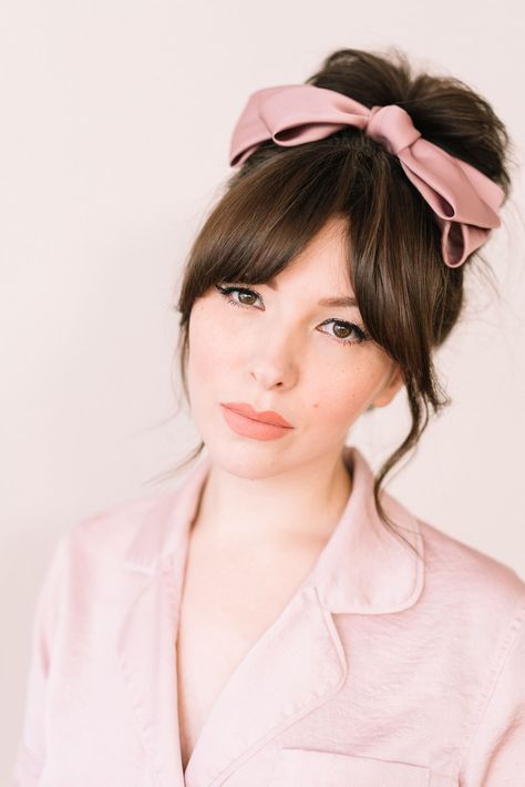 Hair Bow Headband, Outfit With Hair Bow, Oversized Hair Bow, Hair Bow Updo, Therapist Hairstyles, Hairstyles With Bows Women, Bows Photoshoot, Bow In Hair, Bow Hairstyles