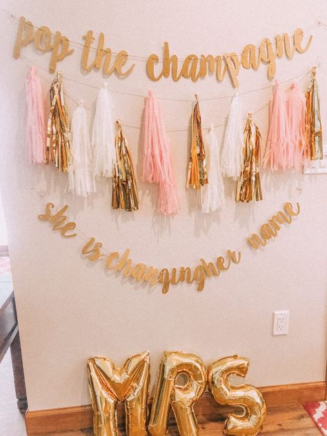 6 Tips For Throwing A Bachelorette Party! & "Insta Worthy" Decor Details! Bachelorette Rose Gold Theme, Brides Party Bachelorette, Napa Bachelorette, Lake Weekend, Suit Bride, Bachelorette Diy, Moh Duties, Bach Weekend, Pop The Champagne