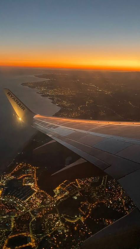 Flying Aesthetic, Landscape Plane, Airport Vibes, Plane View, Plane Photography, 1950s Photos, Plane Photos, Airplane Wallpaper, Beach Sunset Wallpaper