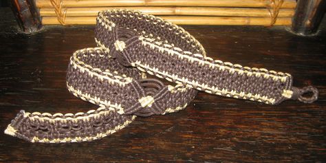 simple macrame guitar strap | Flickr - Photo Sharing! Macrame Guitar Strap, Guitar Straps Diy, Crochet Guitar, Knotting Patterns, Guitar Keychain, Guitar Patterns, Ukulele Straps, Keychain Pattern, Simple Macrame