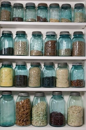 These vintage blue glass mason jars make dry food storage really stand out! Seashore Decor, Fruit Jars, Vintage Pantry, Organize Ideas, Mason Jar Storage, Interiors Kitchen, Ball Jar, Pantry Makeover, Vintage Mason Jars